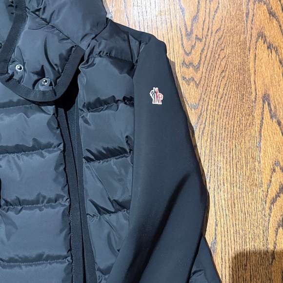Moncler jacket, in perfect condition and barely worn. - Picture 2 of 12